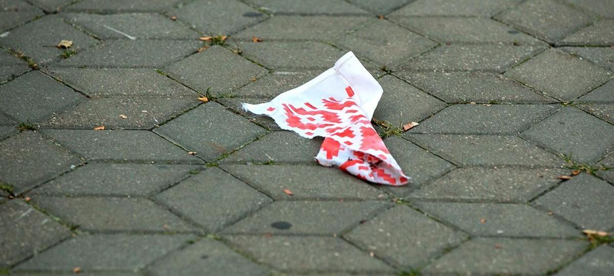 Порванный государственный флаг Беларуси в Бресте. Фото: , "Брестская газета"