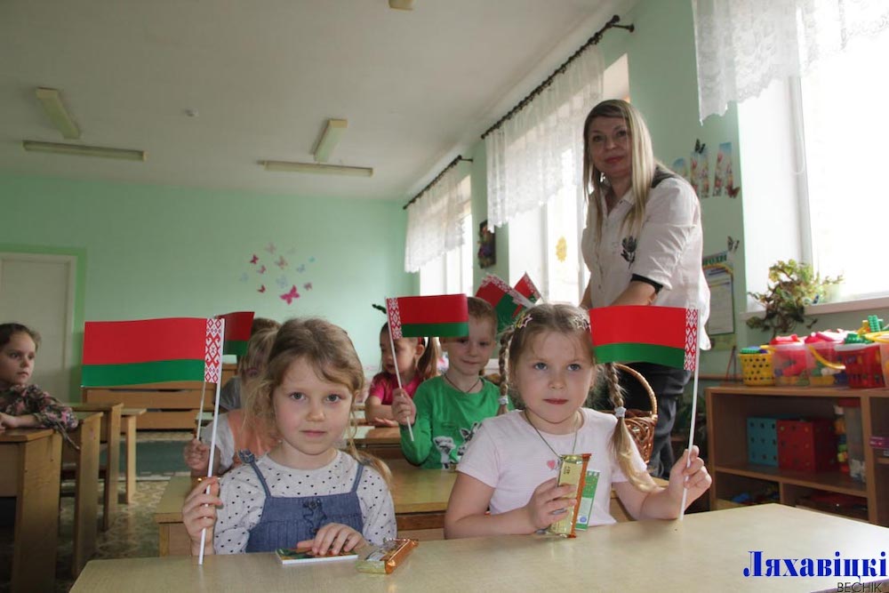 Воспитанники дошкольного лесничества «Лесовичок» детского сада №2 в Ляховичах на Дне Конституции. 15 марта 2024 года. Фото: https: Ives.by.