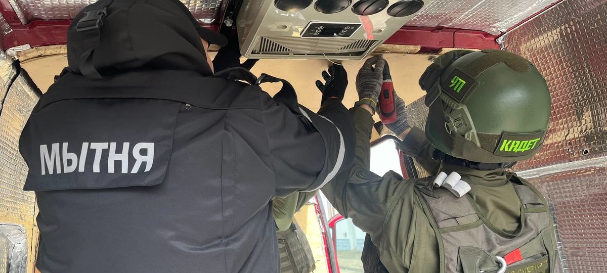 Беларуские спецслужбы разбирают микроавтобус со взрывчаткой. Фото: ГТК