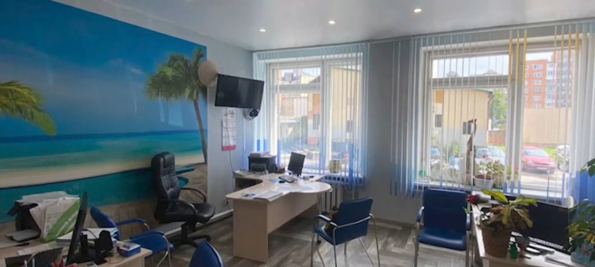 Внутри офиса турфирмы в Бресте, чей директор обманывала людей