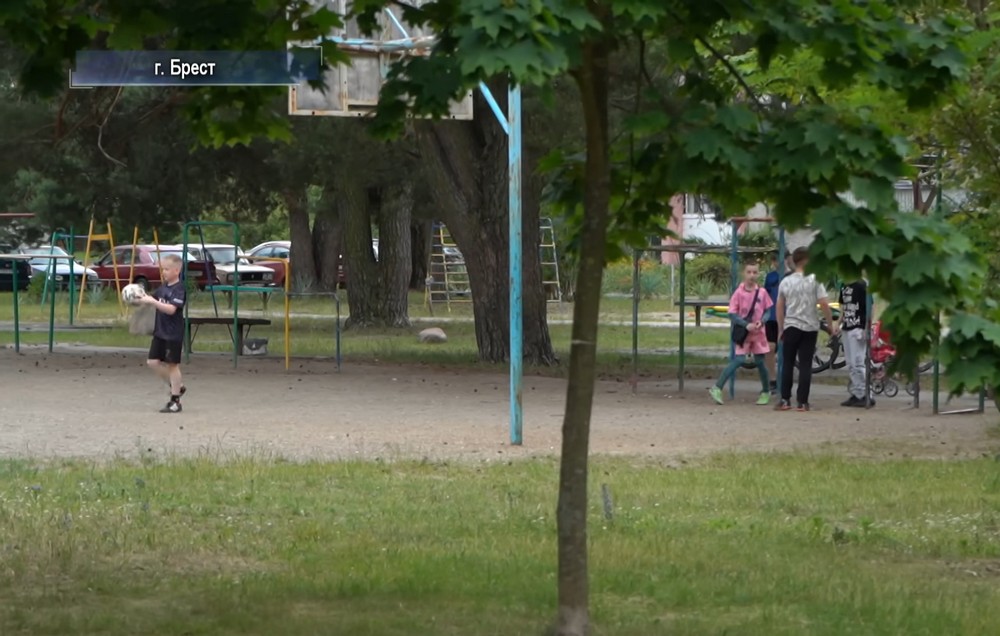 Дети играют во дворе на улице Жукова, где построят детский сад. Скриншот видео