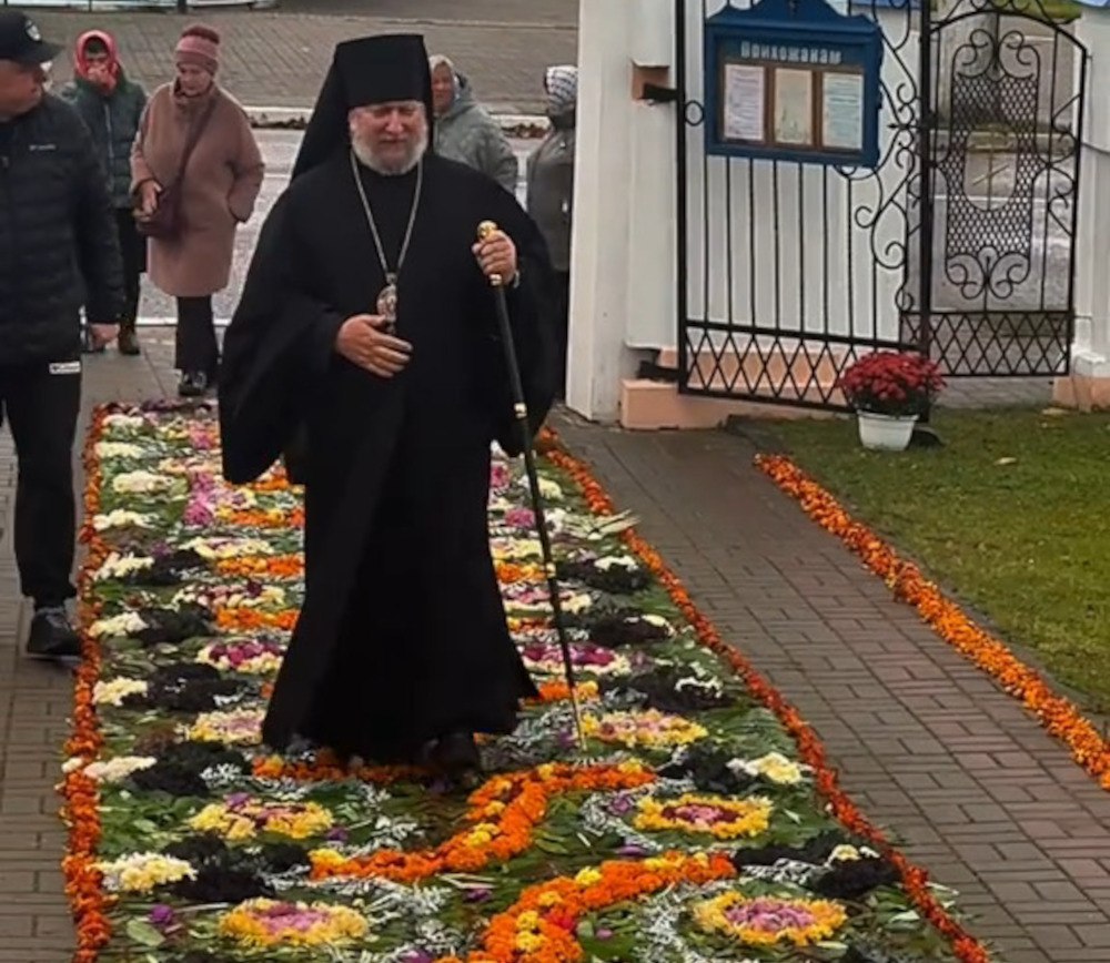 В Докшицах перед епископом выстелили ковер из цветов