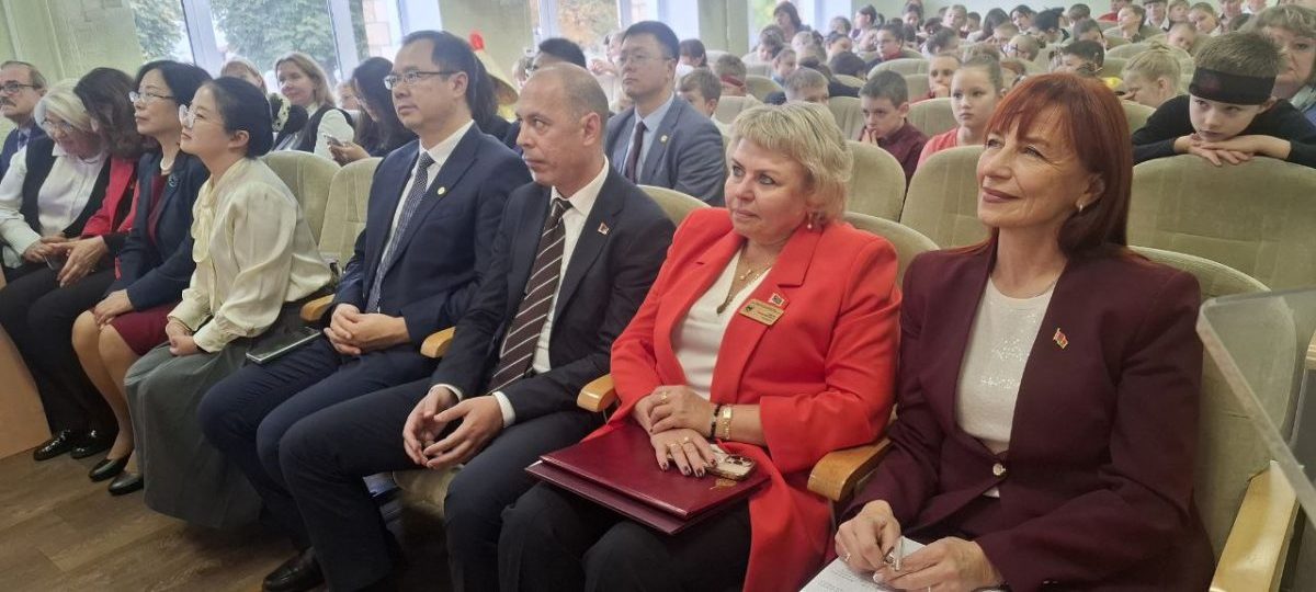 Чыноўнікі на мерапрыемстве сядзяць на крэслах