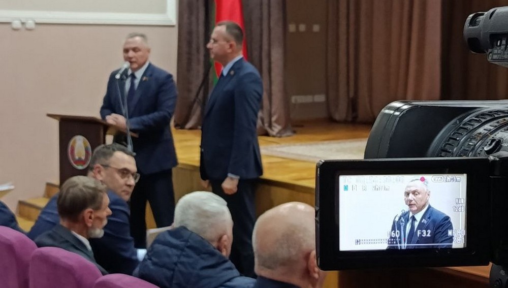 Андрей Крупенькин на встрече с жителями Южного по поводу строительства детского сада