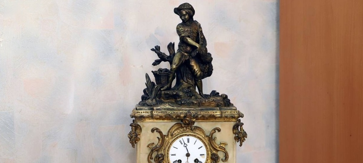 Каминные часы, которые забрали у беларуса в пункте пропуска «Брест». Фото: ГТК