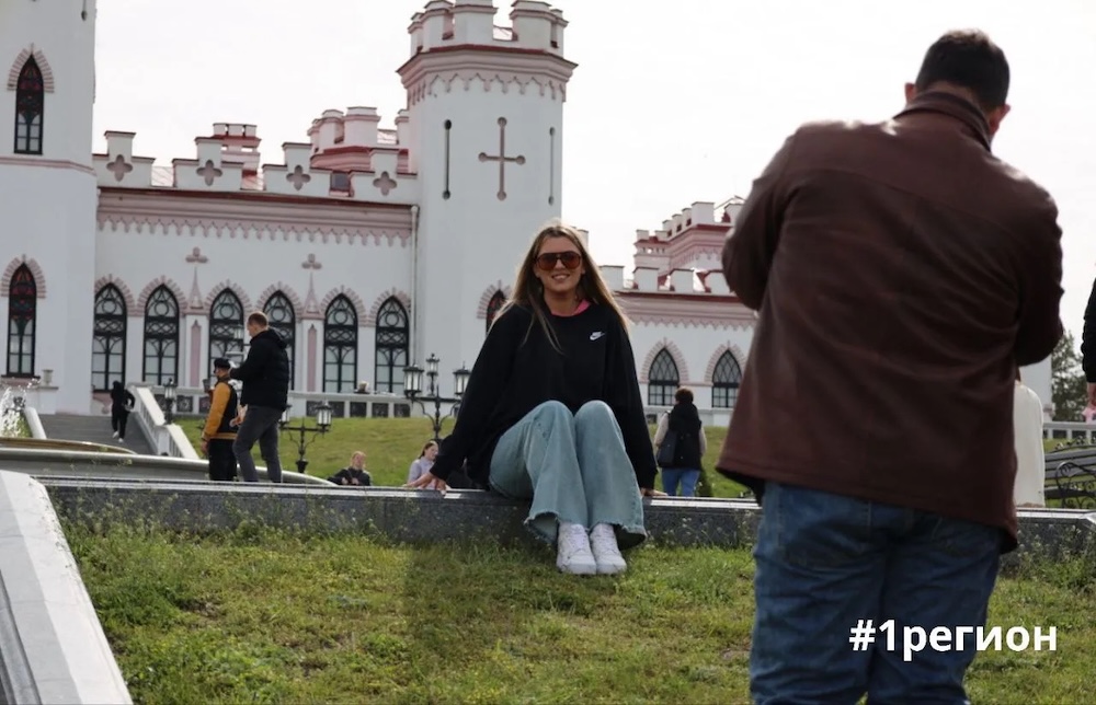 Девушка фотографируется на фоне Коссовского замка