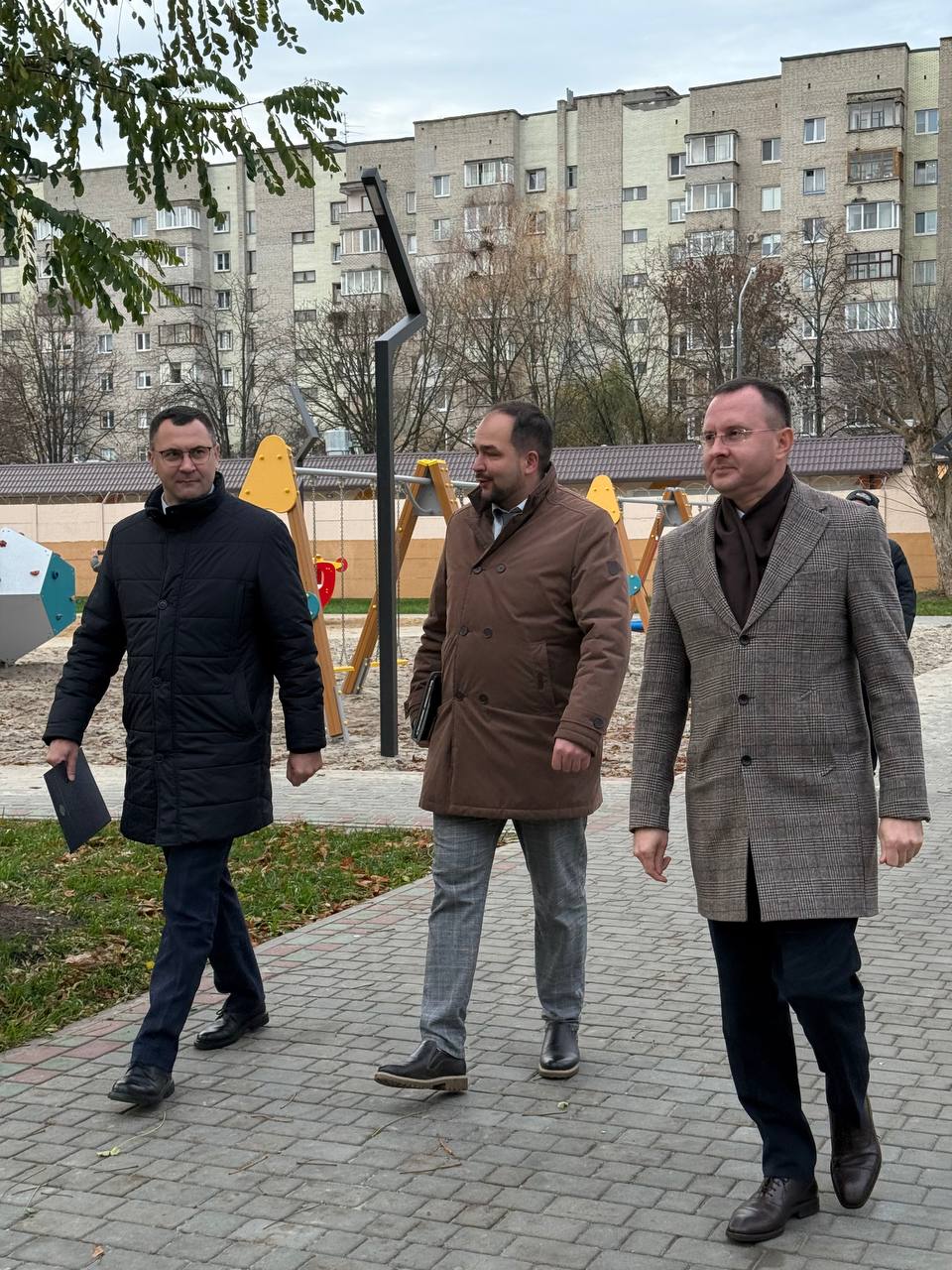 Председатель Сергей Лободинский, его заместитель Андрей Ильяшук и руководитель городского ЖКХ Андрей Гашев осматривают благоустроенные дворы в городе.