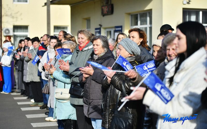 Во время открытия скульптуры зубра на заводе в Барановичах. Фото: «Наш край»