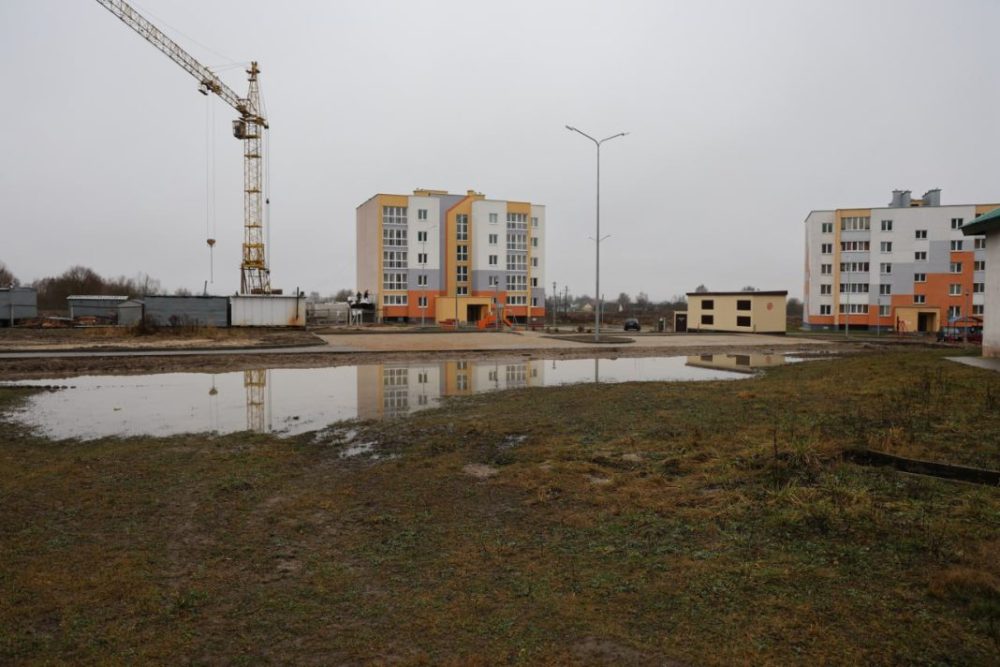 лужа возле многоквартирного дома