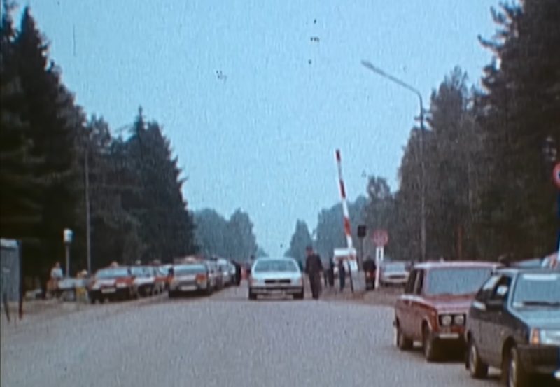 Автомобильная очередь на границе Беларуси с Польшей в 1991 году. Скриншот архивного видео