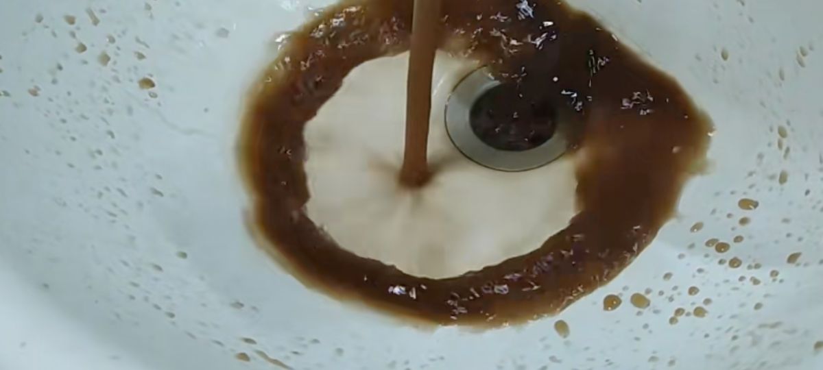 кран, черная вода, ржавчина