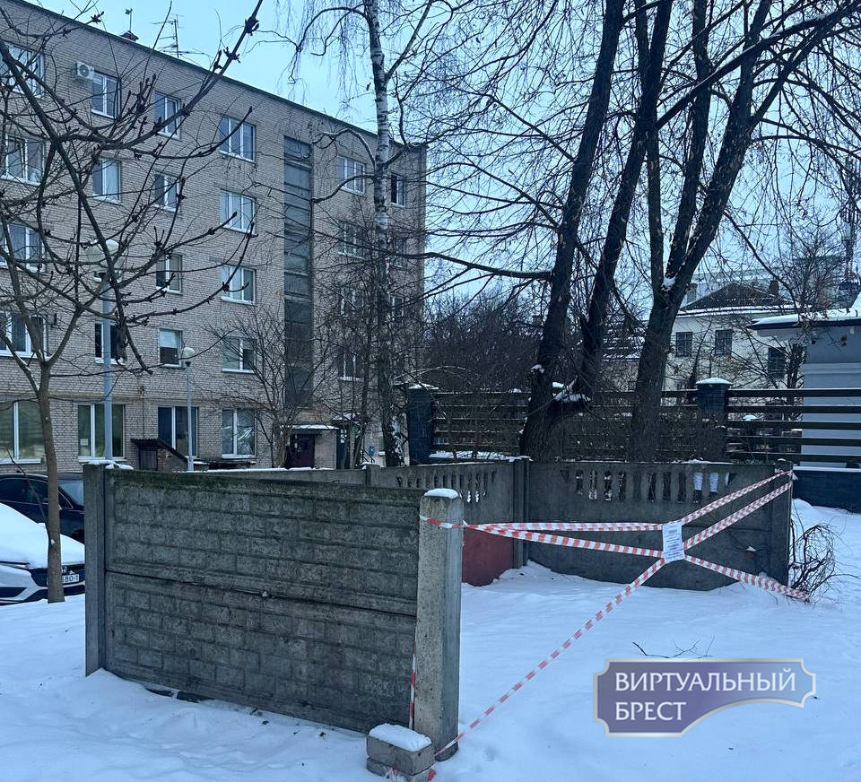 Контейнерная площадка во дворе домов по улице Карбышева, 37.