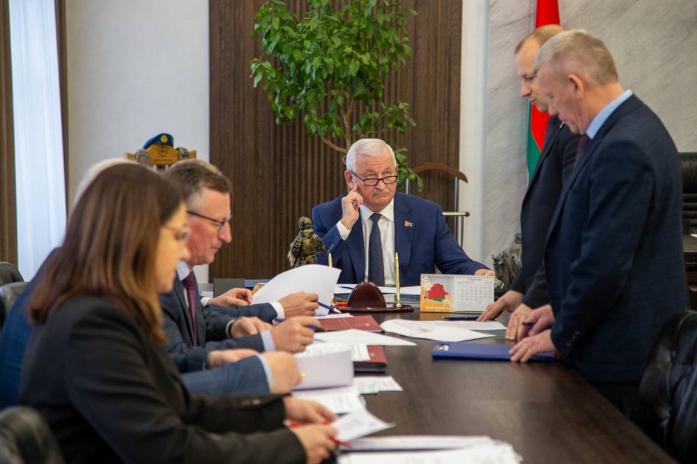 Петр Пархомчик в своем кабинете 24 ноября 2025 года