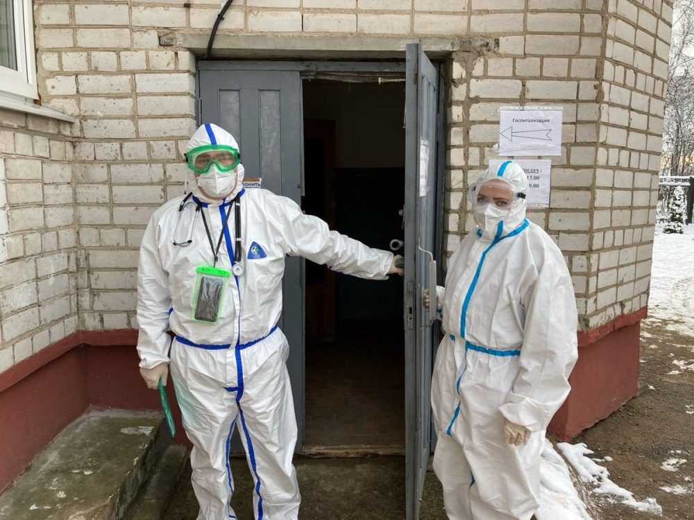 Фельдшер барановичской скорой помощи Михаил Четырбок на фото слева в 2020 году во время пандемии коронавируса