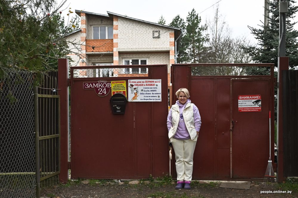 Оксана Савчук возле дома, где содержит животных