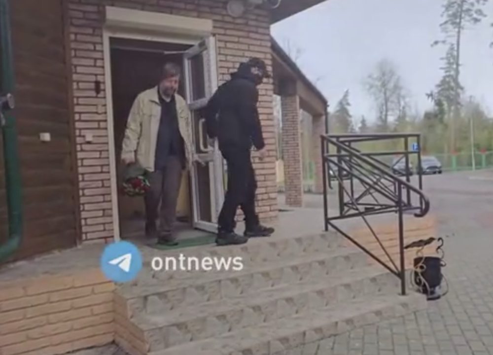 Александр Бутягин во время обмена заключенными на границе. Скриншот видео