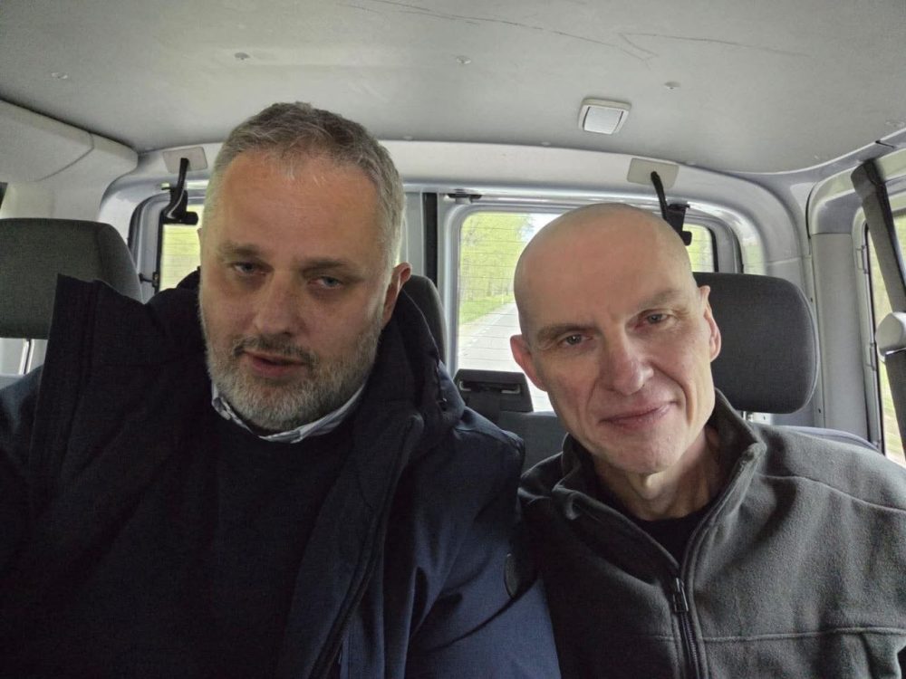 Анджей Почобут (справа) после освобождения. Фото: Roman Imielski в Facebook