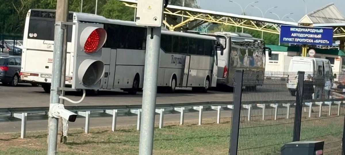 Автобусы перед въездом в пункт пропуска «Брест» в мае 2026 года. Фото из приграничного чата