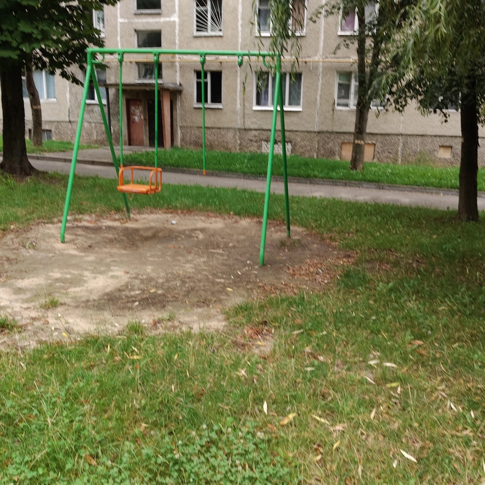 Качель на одной из детских площадок в Гродно