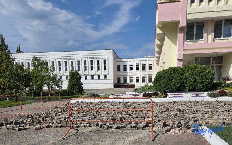 Замена плитки у Дворца детского творчества в Барановичах