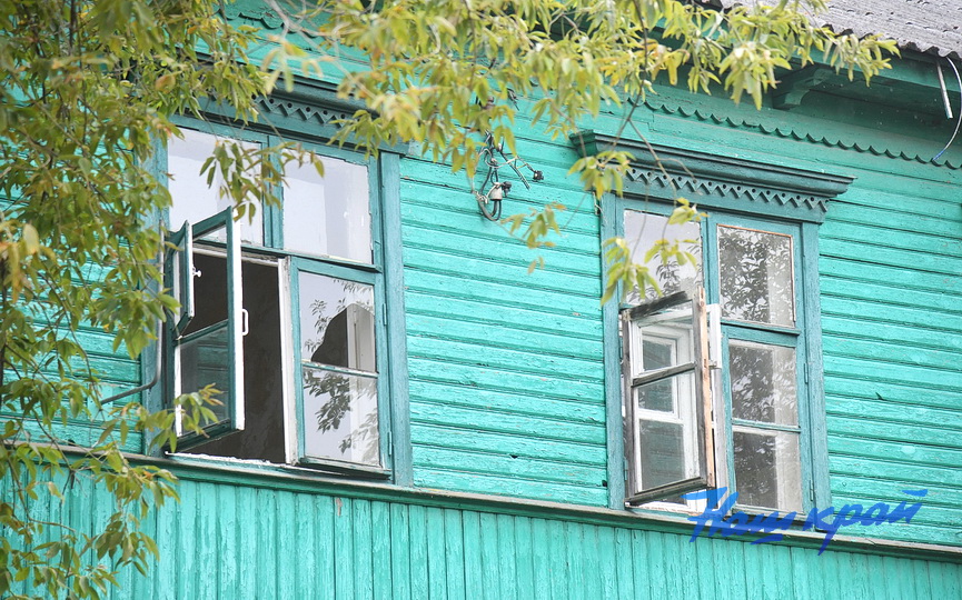 Окна зеленой двухэтажки №5 на улице Мицкевича в Барановичах